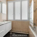 Avec 3 Dans Le Marais *